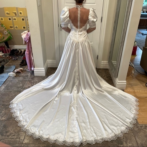 80S Lace Beaded Puff & Long Sleeved Winter White Wedding Gown Long Train & Veil - Picture 3 of 17